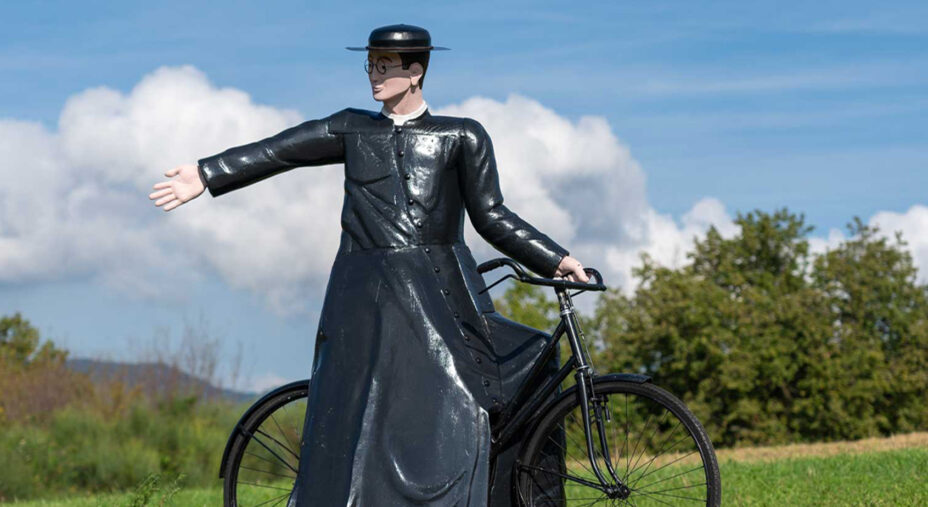 "L'Angelo in bicicletta", la statua che rappresenta Don Giovanni Fornasini a Marzabotto, lungo il percorso (foto Canobbi)