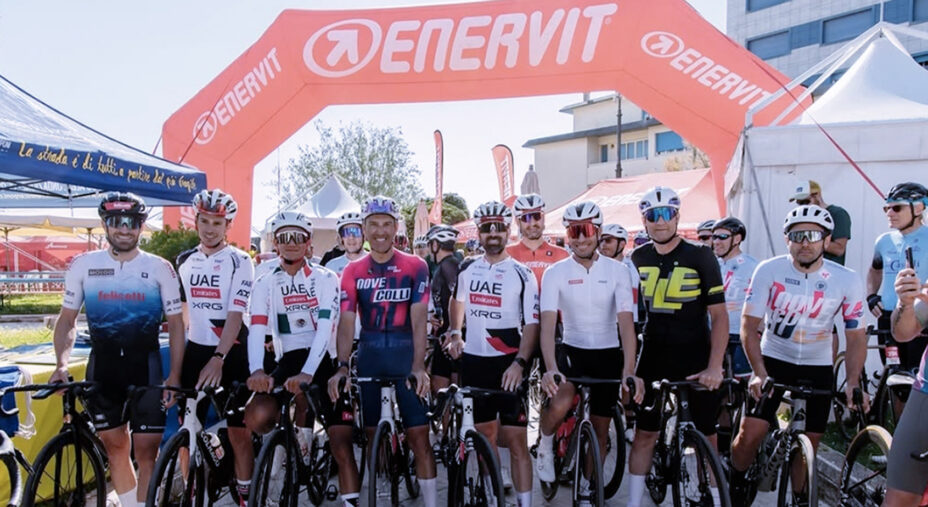 Fabio Aru (secondo da destra) nei giorni della Nove Colli. Si riconosce anche Del Toro (secondo da sinistra)
