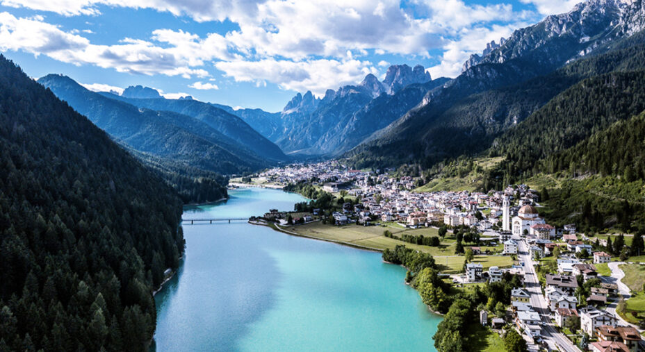 Auronzo di Cadore, fra il lago di Santa Caterina e le Tre Cime sullo sfondo
