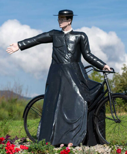 "L'Angelo in bicicletta", la statua che rappresenta Don Giovanni Fornasini a Marzabotto, lungo il percorso (foto Canobbi)