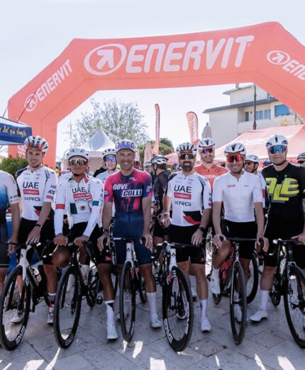 Fabio Aru (secondo da destra) nei giorni della Nove Colli. Si riconosce anche Del Toro (secondo da sinistra)