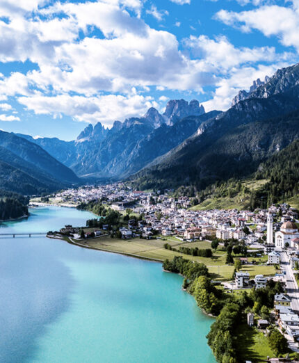 Auronzo di Cadore, fra il lago di Santa Caterina e le Tre Cime sullo sfondo