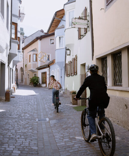 In bici tra i vicoli e le piazze di Bressanone: un mix tra relax e scoperta. E anche ottimi sapori (foto Brixen Turism)