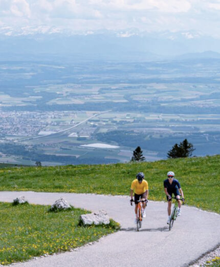 Le colline del Vaud, tra il Lago Lemano e il Lago Neuchatel: un richiamo fortissimo per la bici, anche perché le strade non sono troppo trafficate (foto Svizzera Turismo)