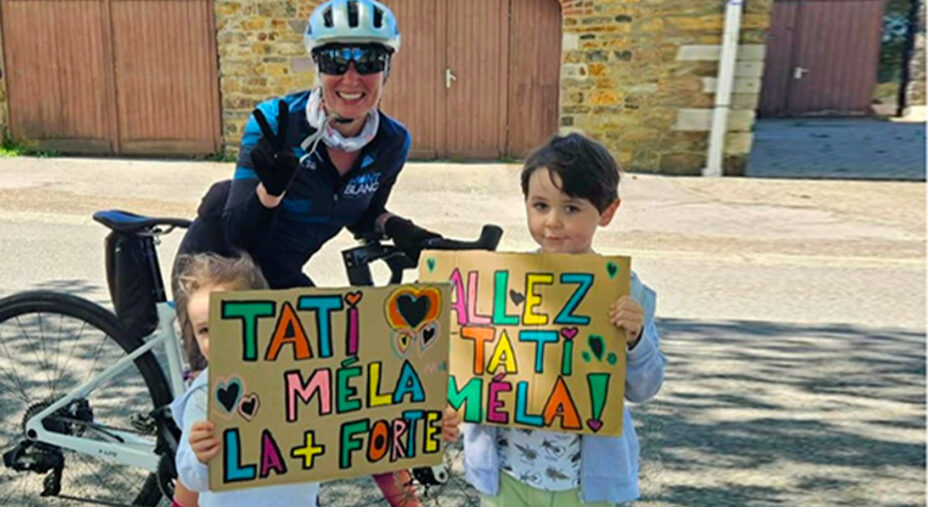 Anche Melanie ha i suoi tifosi al seguito, un’amica e i suoi due bimbi con tanto di cartelloni preparati per incitarla