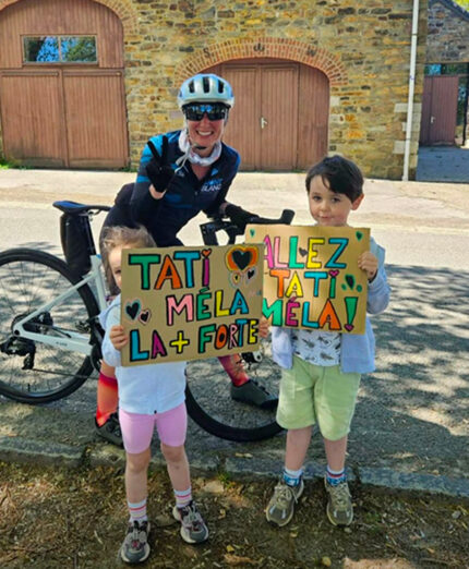Anche Melanie ha i suoi tifosi al seguito, un’amica e i suoi due bimbi con tanto di cartelloni preparati per incitarla