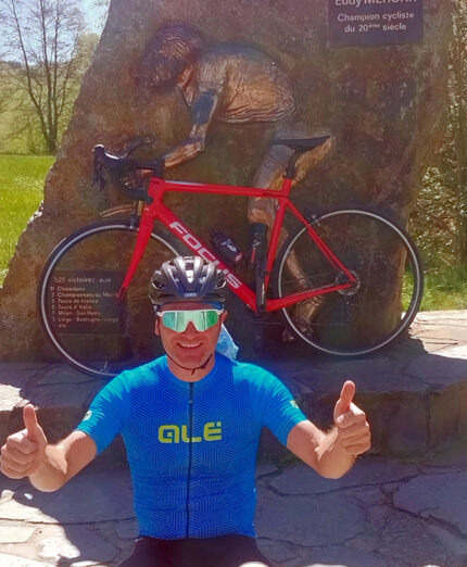 Foto ricordo per Matteo Santi sullo Stockeu, davanti alla stele di Eddy Merckx