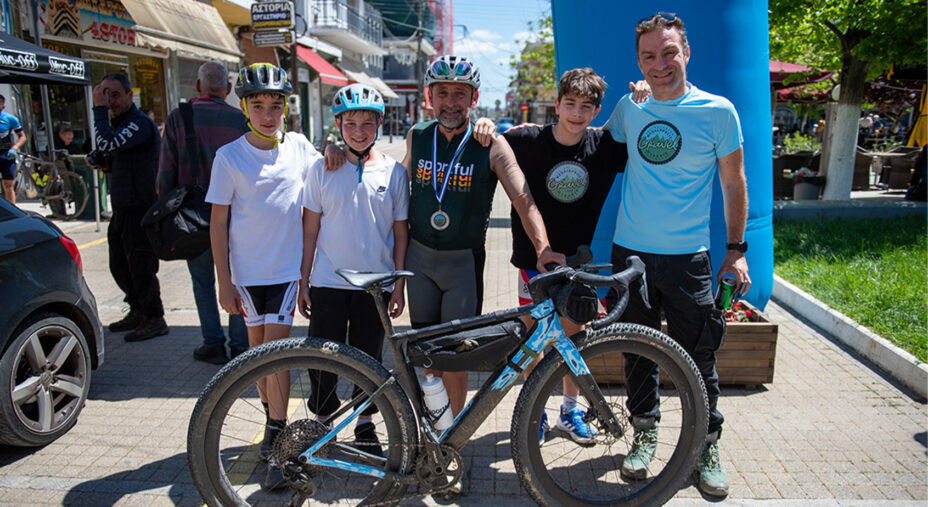 Foto ricordo dopo la prova con Bettini, alcuni ragazzi e Vasilis Anastopoulos, organizzatore e allenatore dei pro' (cyclingphotos.gr)
