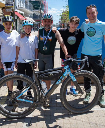 Foto ricordo dopo la prova con Bettini, alcuni ragazzi e Vasilis Anastopoulos, organizzatore e allenatore dei pro' (cyclingphotos.gr)