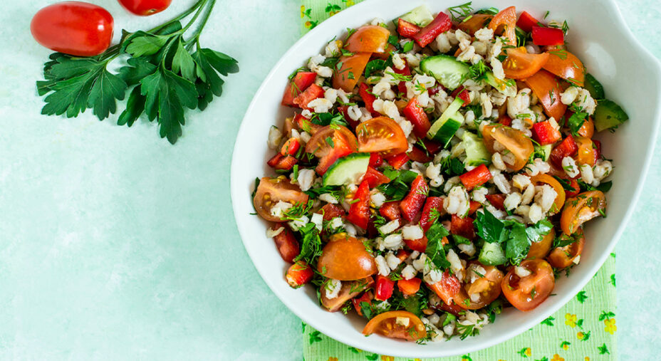 Insalata di orzo con pomodorini: piatto unico molto equilibrato, grazie alla presenza di carboidrati, proteine vegetali e grassi buoni (depositphotos.com)