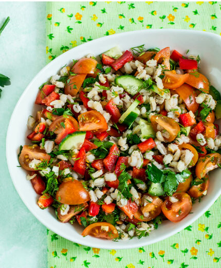 Insalata di orzo con pomodorini: piatto unico molto equilibrato, grazie alla presenza di carboidrati, proteine vegetali e grassi buoni (depositphotos.com)