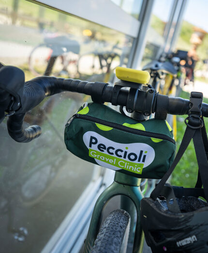 La Gravel Clinic ha poolato il territorio di Peccioli di bici e turisti curiosi (foto Michele Ghisoni)