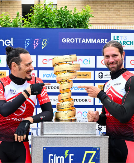 Il Giro-E permette di vivere nello scenario del Giro d'Italia e vi assicuriamo che si tratta davvero di un'esperienza non comune