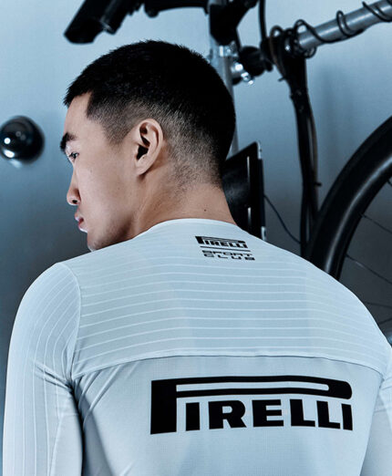 Santini e Pirelli insieme per la collezione Sport Club 2026