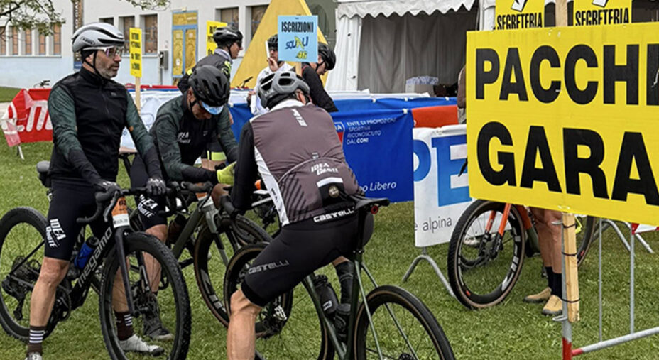 La Squali Gravel è partita con la minaccia di pioggia, ma alla fine è andata bene (foto Granfondo Squali)