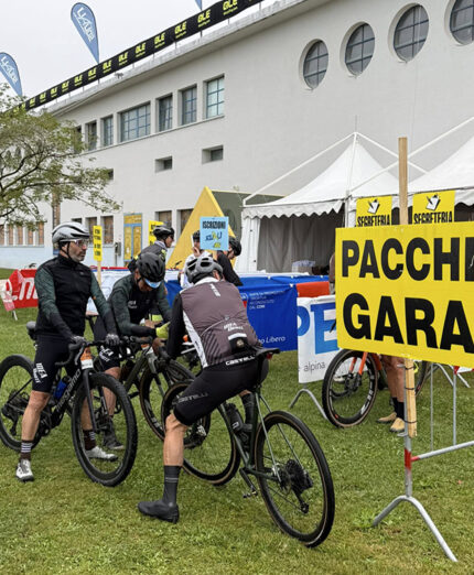 La Squali Gravel è partita con la minaccia di pioggia, ma alla fine è andata bene (foto Granfondo Squali)