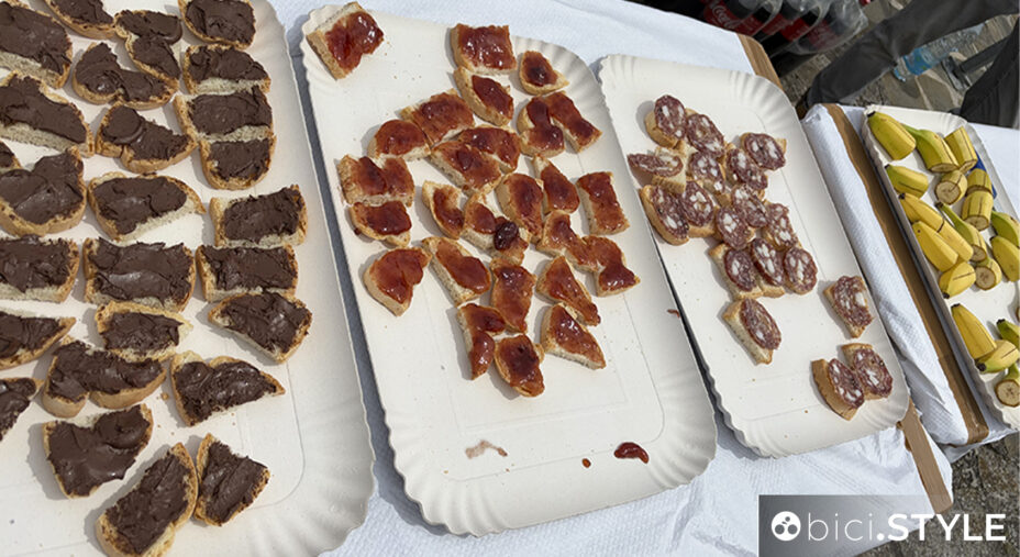 Nel ristoro di Mondaino, pane e marmellata, nutella e anche il salame che non guasta mai