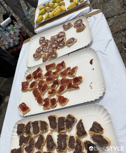 Nel ristoro di Mondaino, pane e marmellata, nutella e anche il salame che non guasta mai
