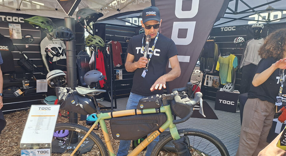 Al Bike Festival di Riva, Marcello Fusi illustra le borse STAART sulla bici di Dino Bonelli