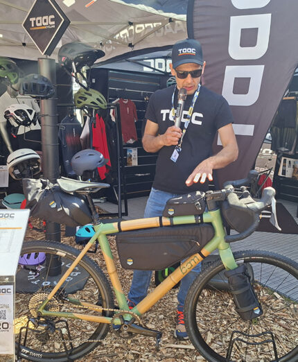 Al Bike Festival di Riva, Marcello Fusi illustra le borse STAART sulla bici di Dino Bonelli