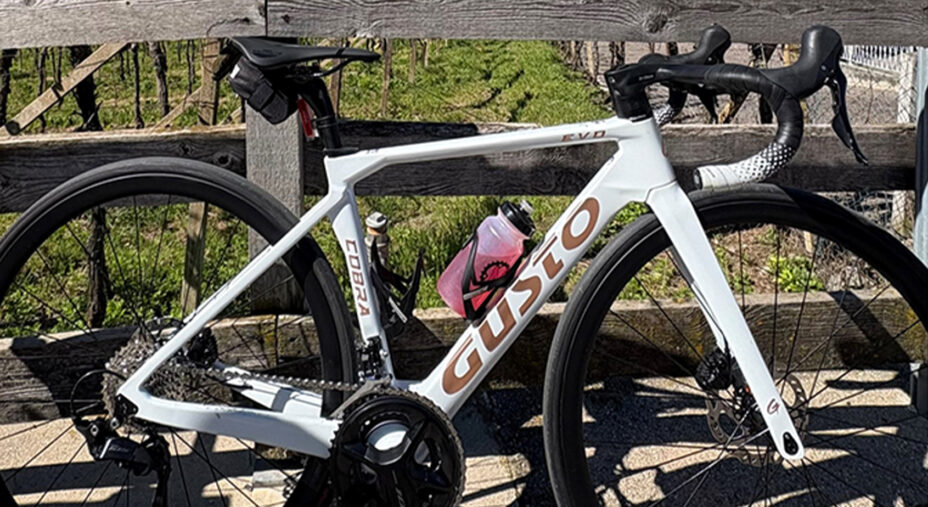 La bici è una Gusto Cobra Evo con cambio meccanico e ruote in carbonio a basso profilo