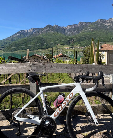 La bici è una Gusto Cobra Evo con cambio meccanico e ruote in carbonio a basso profilo