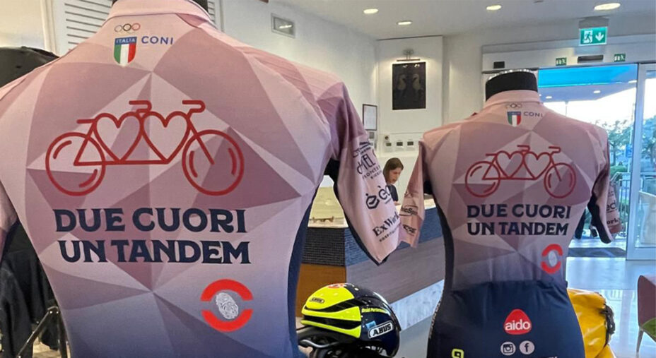 Le divise realizzate per l'iniziativa Due Cuori Un Tandem della quale è già in preparazione la nuova edizione