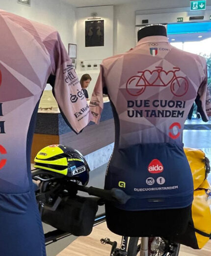 Le divise realizzate per l'iniziativa Due Cuori Un Tandem della quale è già in preparazione la nuova edizione