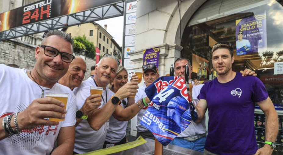Uno dei bar sul percorso con un ospite d'eccezione di uno dei team: l'azzurro di sci Mattia Casse