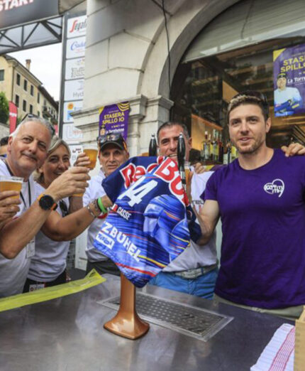 Uno dei bar sul percorso con un ospite d'eccezione di uno dei team: l'azzurro di sci Mattia Casse
