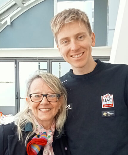 Kelly Gerla, responsabile del Kursaal con Tadej Pogacar in occasione del Giro 2025 vinto dallo sloveno