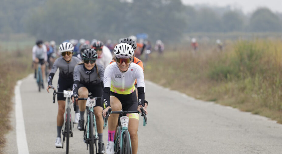 Paola Gianotti davanti alle altre partecipanti. Paola ha il il Guinness World Record del giro del mondo in bici