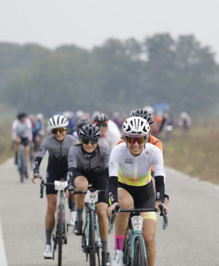 Paola Gianotti davanti alle altre partecipanti. Paola ha il il Guinness World Record del giro del mondo in bici