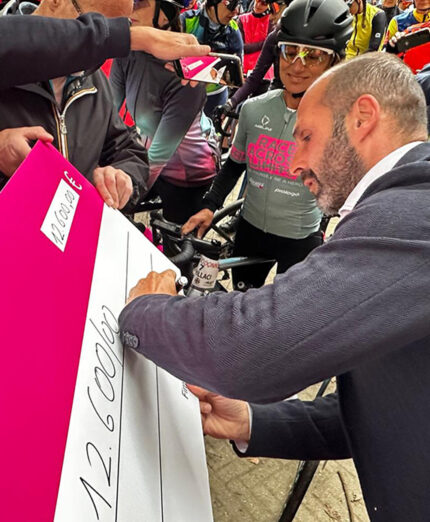 La firma dell'assegno che ha consentito di devolvere 12.600 euro in beneficenza
