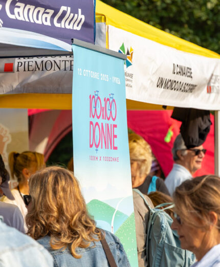 Tanti stand nella zona di partenza/arrivo. La 100x100Donne è un evento accogliente e con molti significati