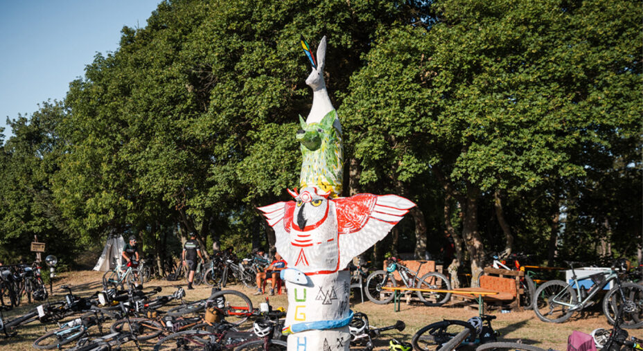 Il totem che presidia Augh, la manifestazione umbra di bikepacking che rappresenta qualcosa di unico