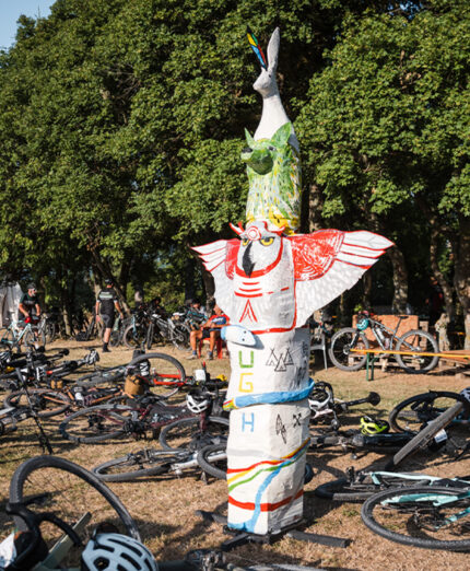 Il totem che presidia Augh, la manifestazione umbra di bikepacking che rappresenta qualcosa di unico