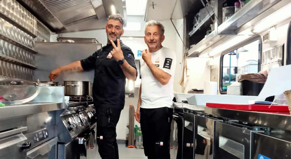 Chef Michele e il suo secondo nella enorme cucina al seguito del team. Per i corridori i pasti passano tutti da qui