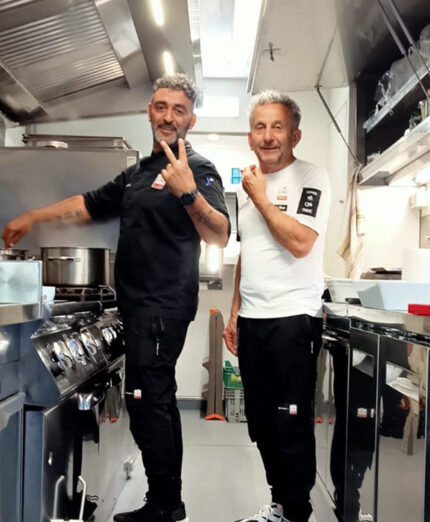 Chef Michele e il suo secondo nella enorme cucina al seguito del team. Per i corridori i pasti passano tutti da qui