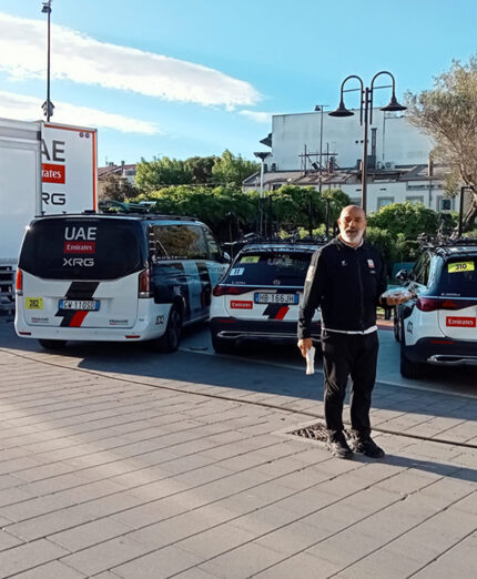 Gli altri mezzi del team del WorldTour, composto a una quarantina di persone tutte alloggiate al Kursaal