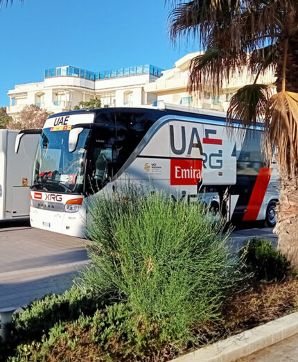 L'enorme van della UAE: per parcheggiarlo è stato necessario rimuovere anche dei pali
