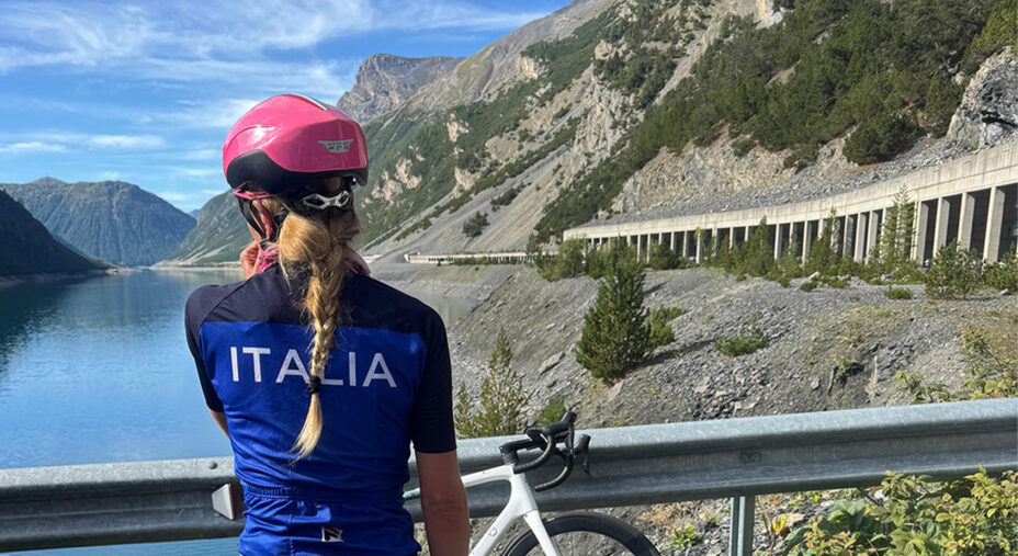 Lollobrigida ama usare la bici anche per spostarsi normalmente, lungo la costa tirrenica. Qui in altura a Livigno