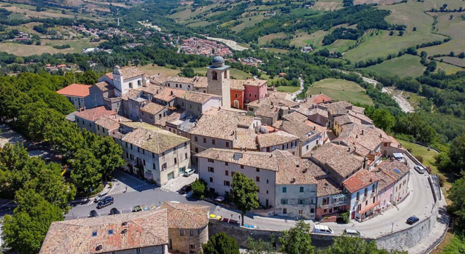 Una veduta aerea di Monte Grimano Terme, il cui Comune ha ottenuto il finanziamento per la App