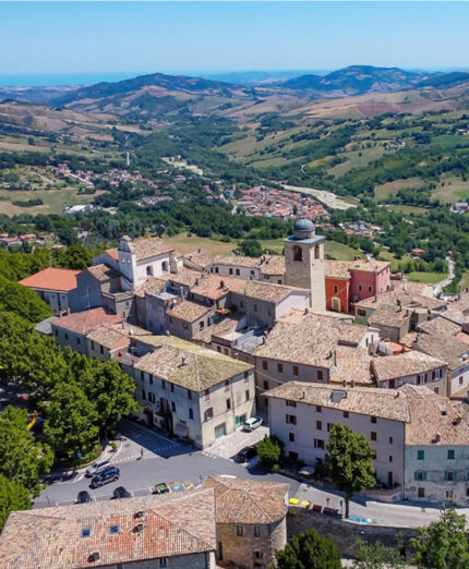 Una veduta aerea di Monte Grimano Terme, il cui Comune ha ottenuto il finanziamento per la App