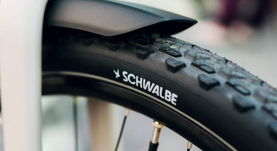 Schwalbe Land Cruiser (Plus) è invece uno pneumatico versatile per bici da trekking e all-terrain