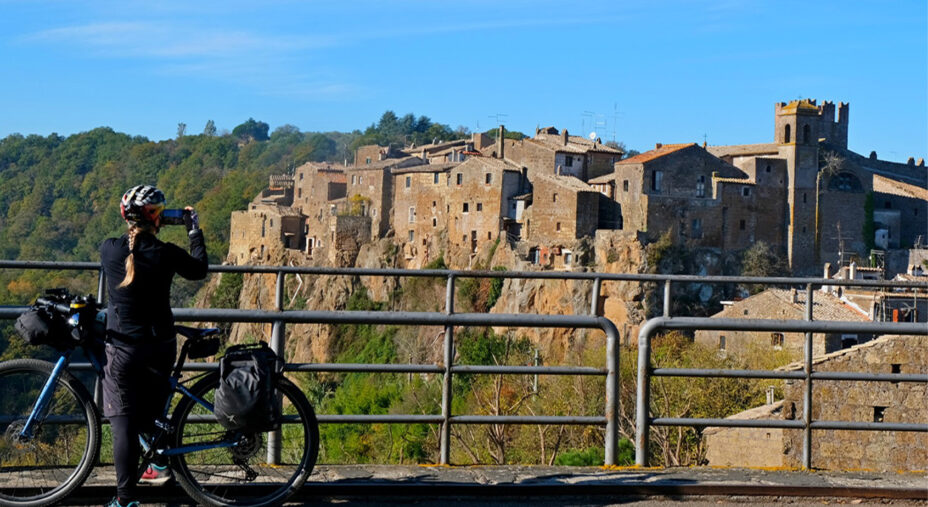 L'originale paese di Calcata, una delle tappe quasi obbligate lungo la Ciclovia dell'Etruria