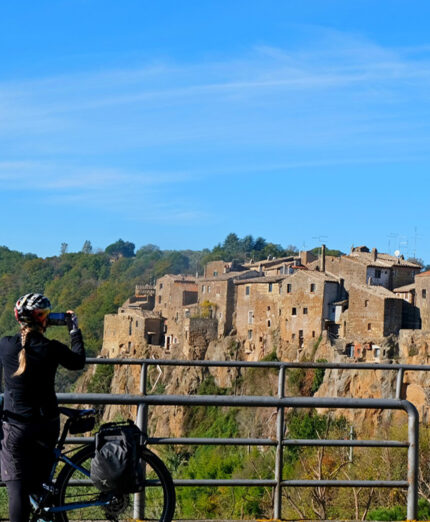 L'originale paese di Calcata, una delle tappe quasi obbligate lungo la Ciclovia dell'Etruria