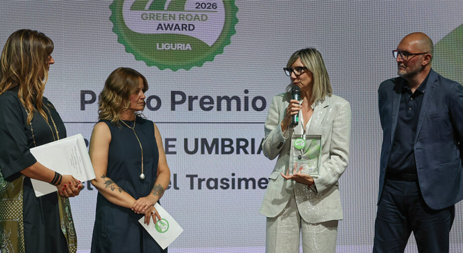 La consegna del premio alla Regione Umbria per la Ciclovia del Trasimeno. A sinistra Ludovica Casellati (foto videoe20.net)