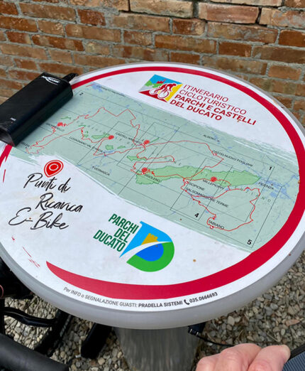La mappa del Ciclovia dei Castelli del Ducato, disponibile in ogni punto di ricarica per le E-bike