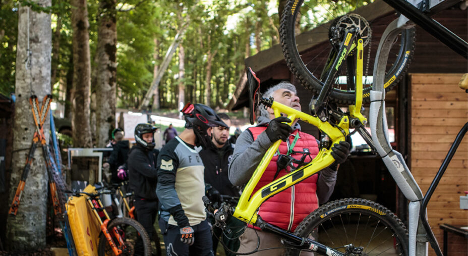 Il bike park toscano ha strutture per la risalita, una scuola di guida e spazi con esperti per la messa a punto dei mezzi